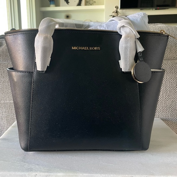 Michael Kors Handbags - Mint condition Michael Kors black leather handbag